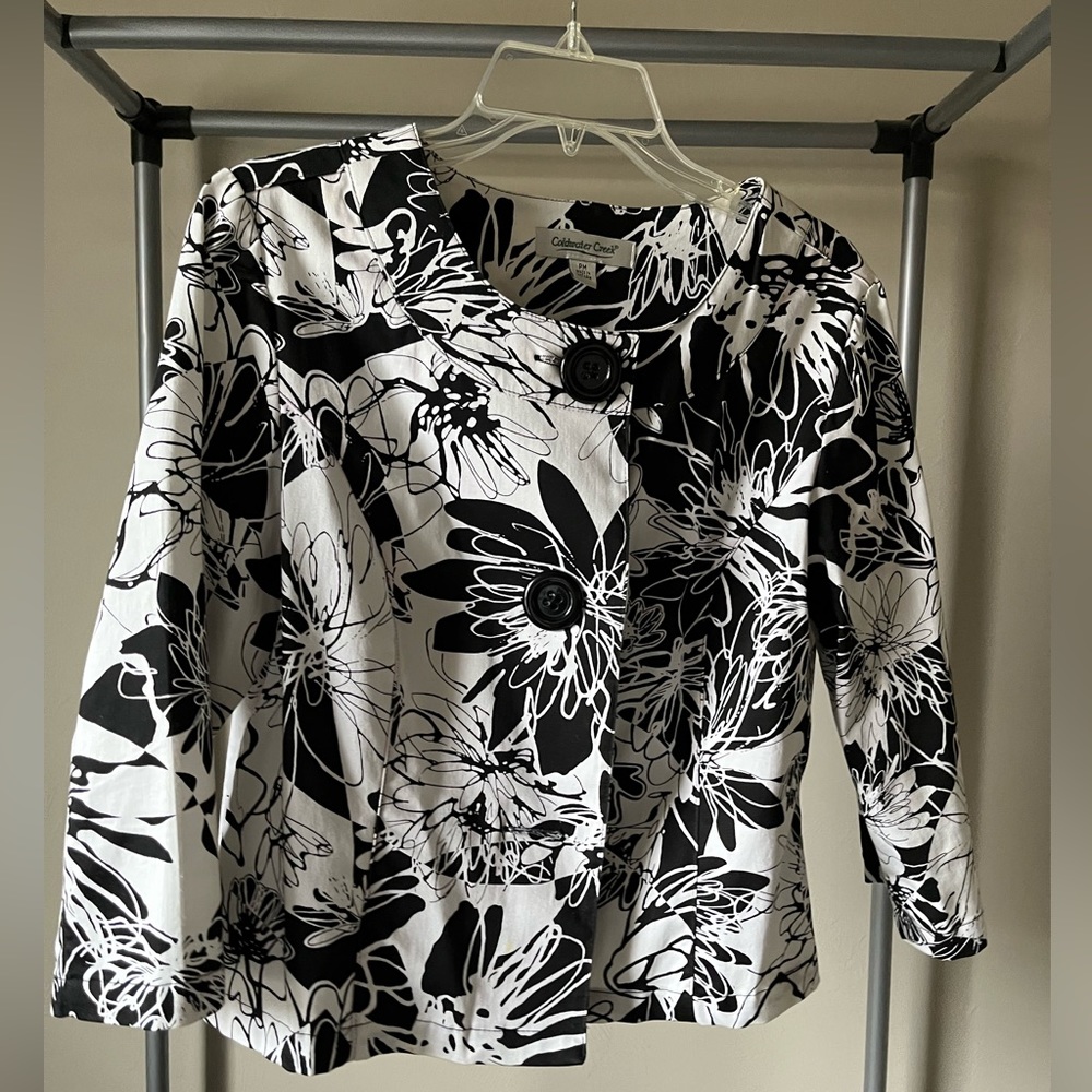 Women’s short jacket.